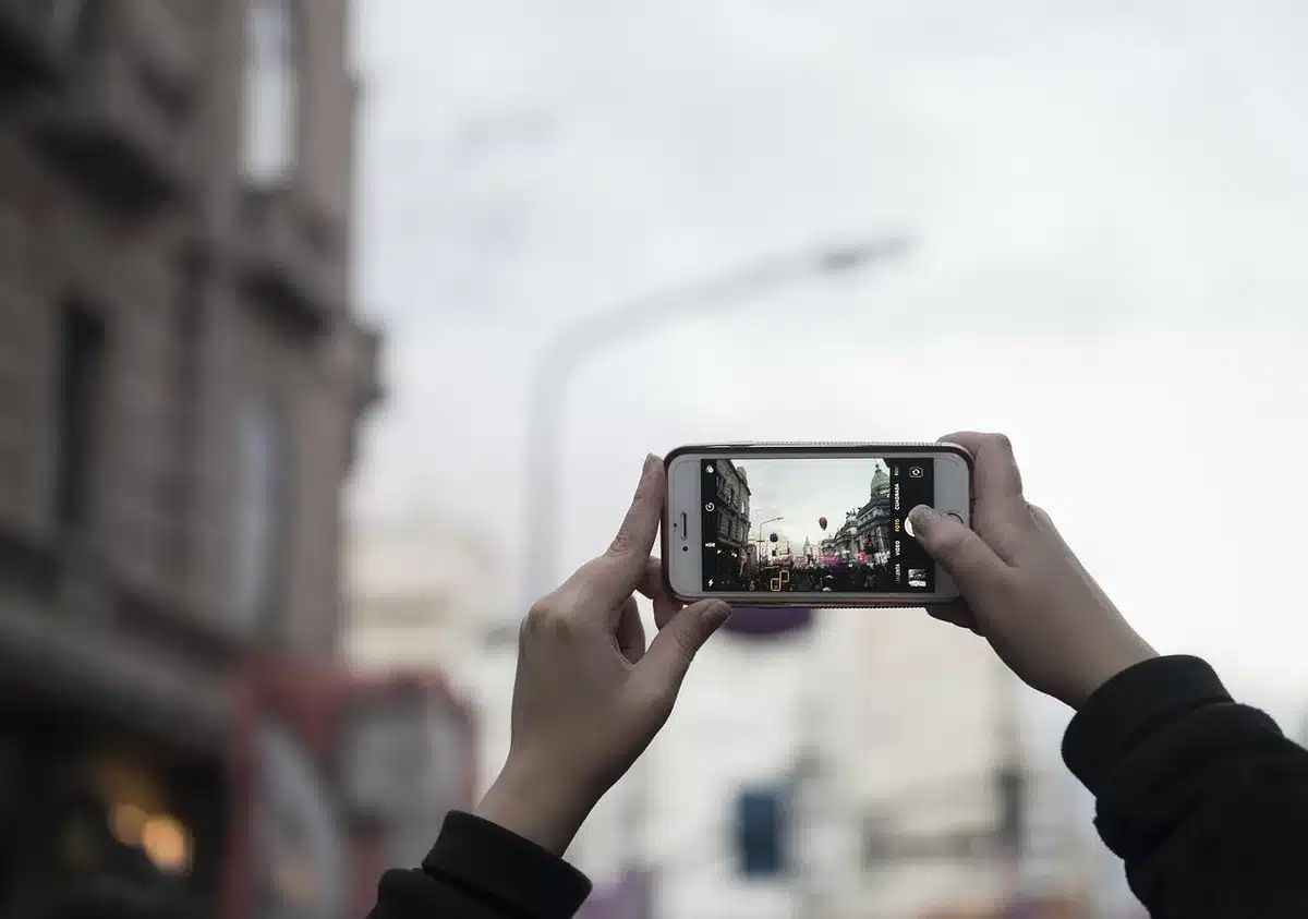 Vue rapprochée d'un smartphone montrant l'app Appareil photo avec réglages manuels