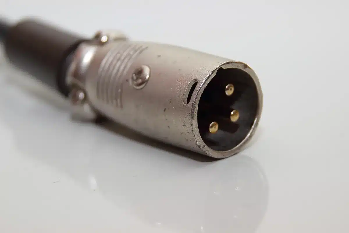 Câble USB‑C posé sur un siège d'avion près d'un casque
