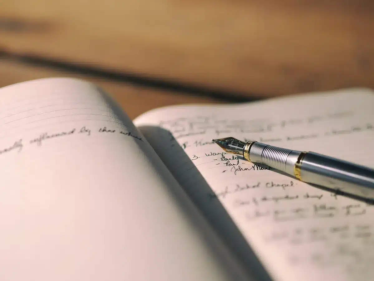 Stylet annotant du texte sur un écran e-ink avec outils d'annotation visibles