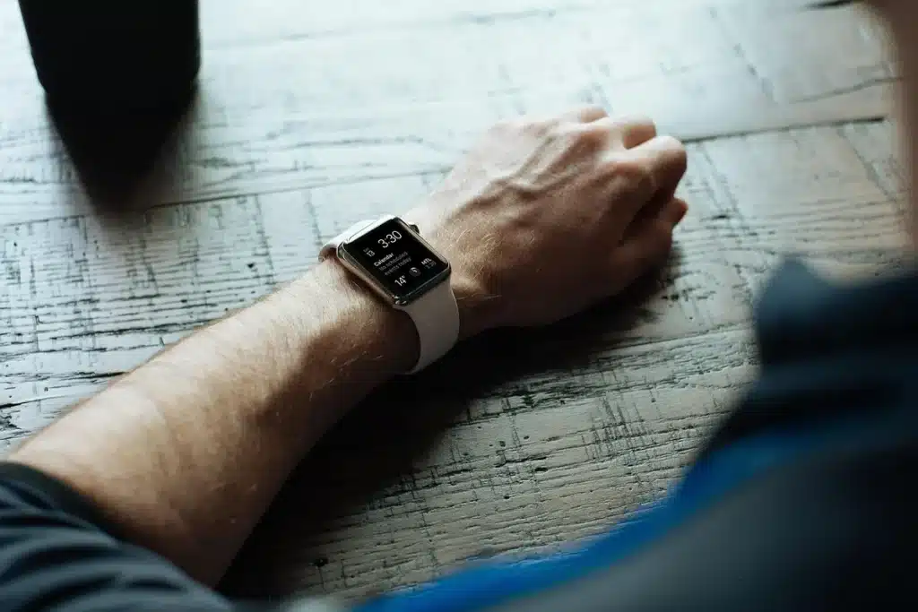 Test Pebble Time 2 : la montre connectée idéale pour qui ? Montre connectée minimaliste avec écran e-paper affichant des notifications