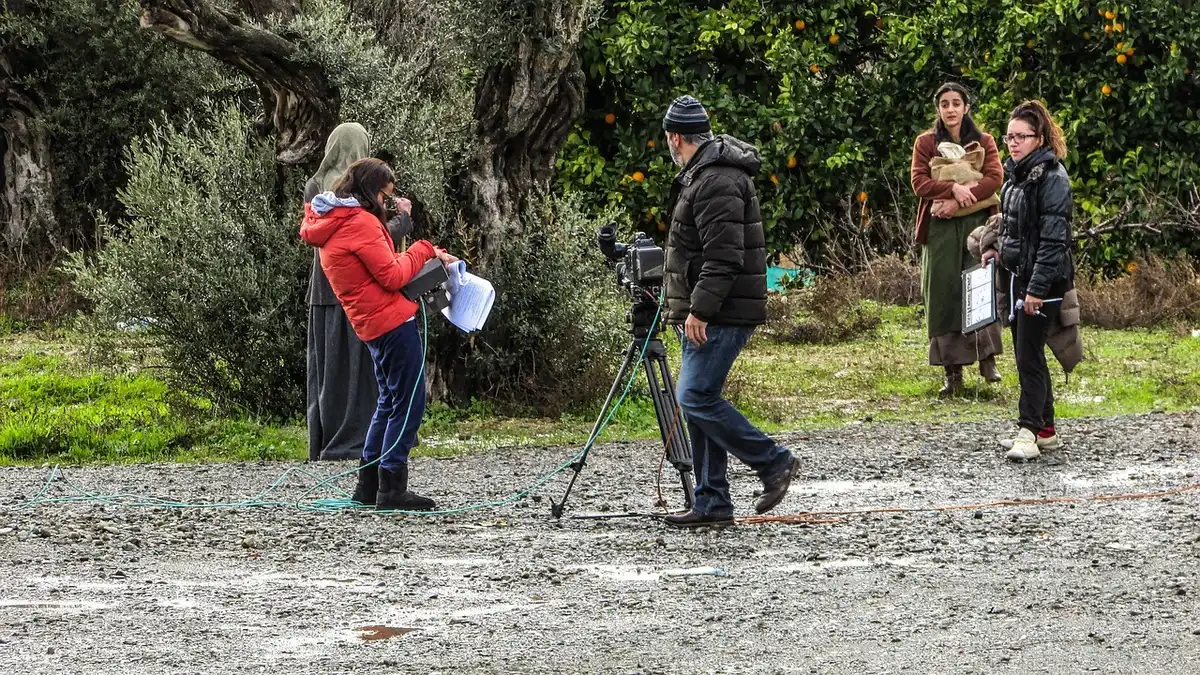 Équipe de tournage sur le plateau d'une série dramatique