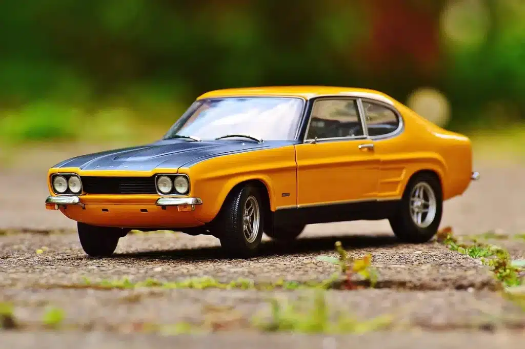 The Grand Tour: réunion avec Amazon après le caméo YouTube de Richard Hammond d’après eux Silhouettes anonymes autour d'une maquette de voiture sur un plateau de tournage