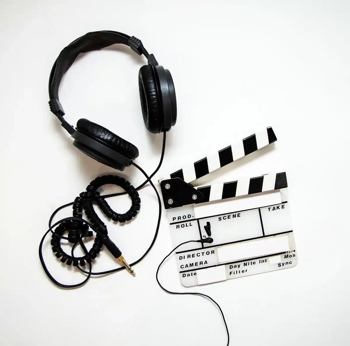 Équipe de production travaillant sur une bande-annonce vidéo en studio