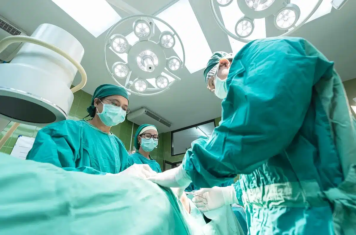Équipe médicale dans une salle d'urgence animée pendant la période hivernale