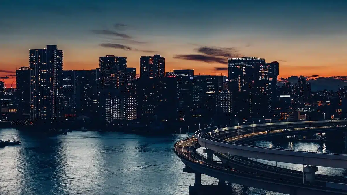 Horloge et écran TV indiquant une diffusion nocturne au Japon