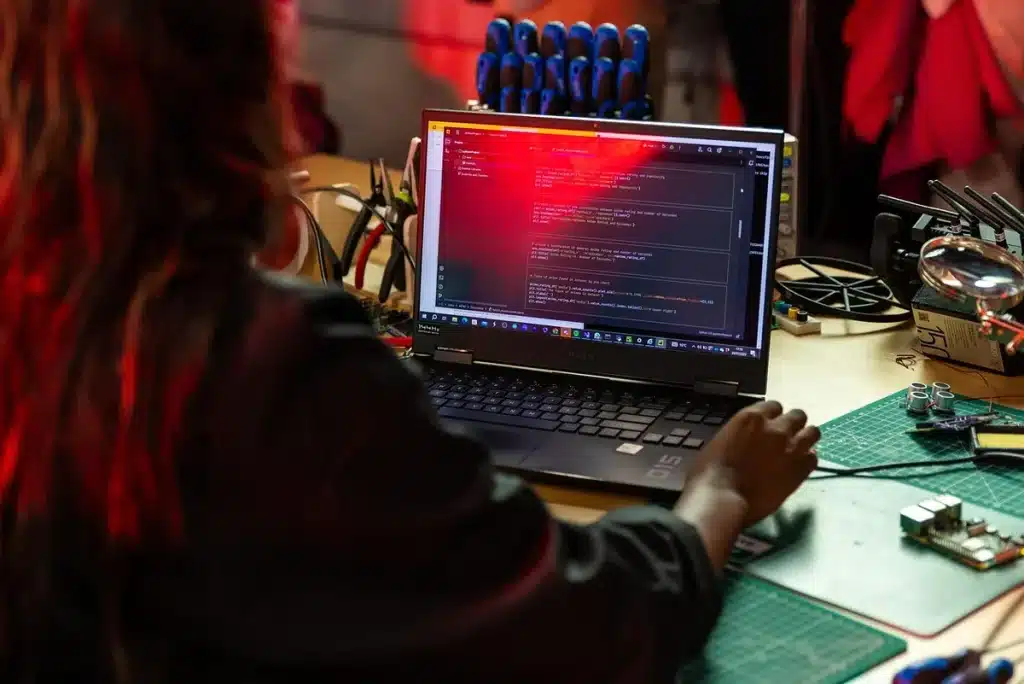 The Wrestling Code : quelle est la dernière mise à jour du développement ? Petit studio indépendant avec développeurs travaillant sur ordinateurs et équipement de capture de mouvement