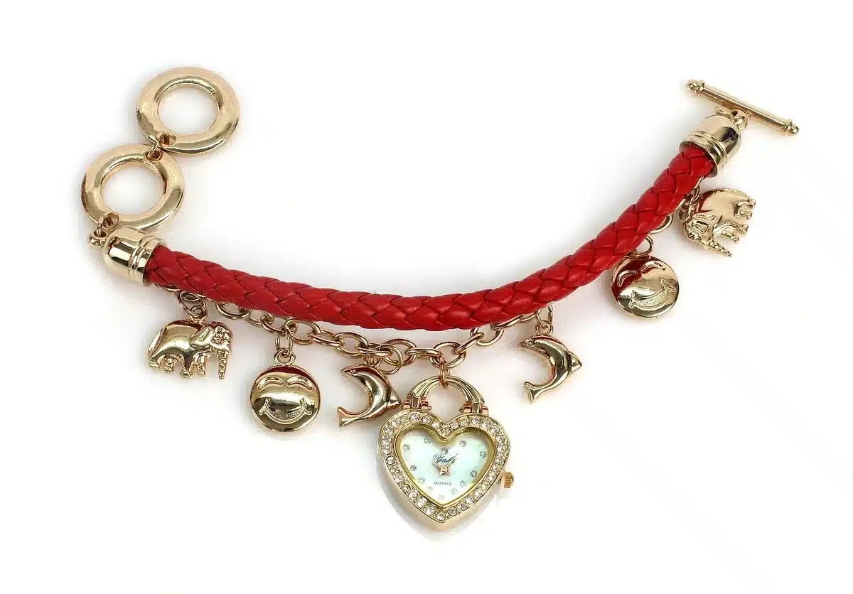 Détail du bracelet en acier inoxydable plaqué or d'une montre vintage avec finition dorée brillante