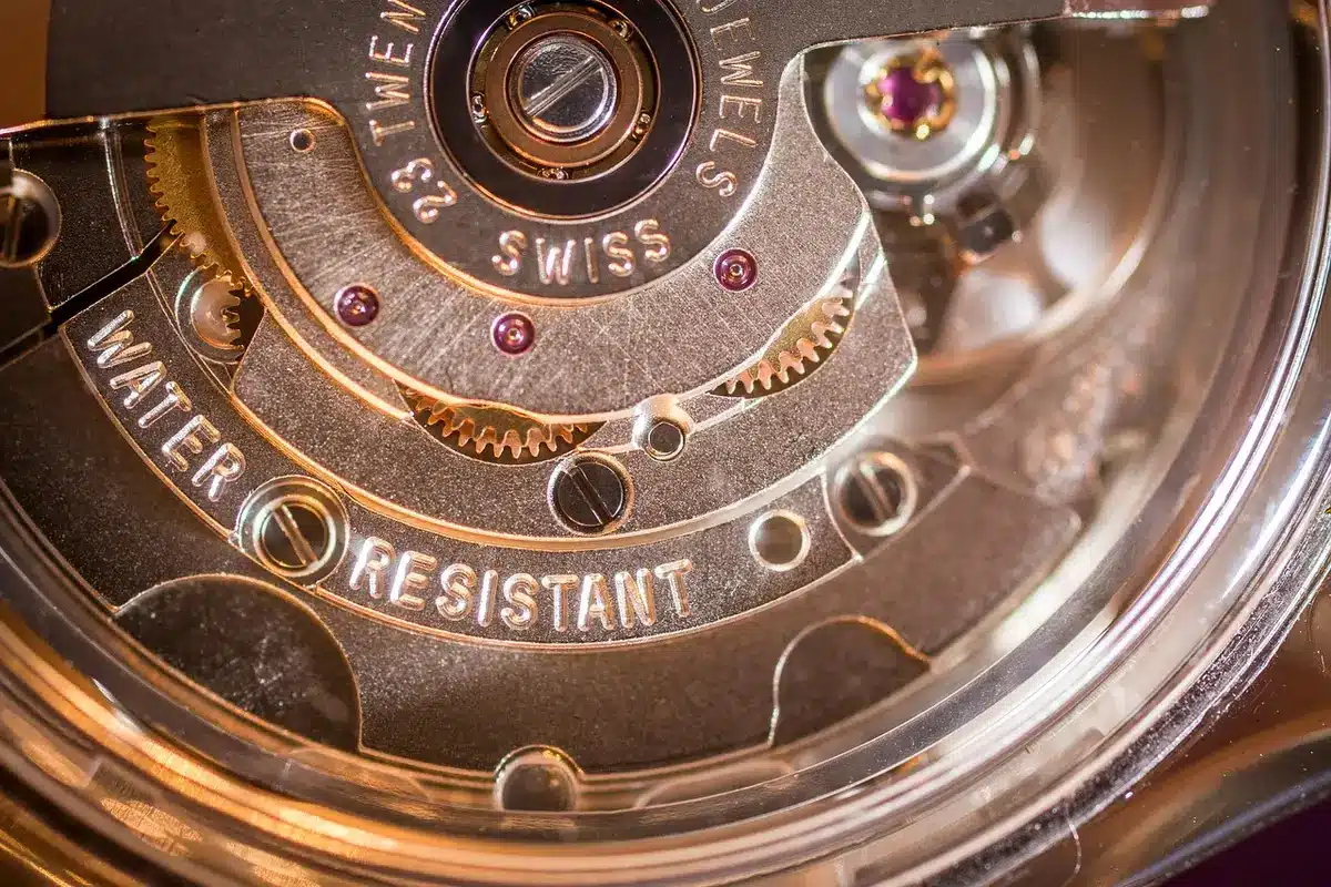 Gros plan d'un mouvement automatique de montre avec rubis visibles