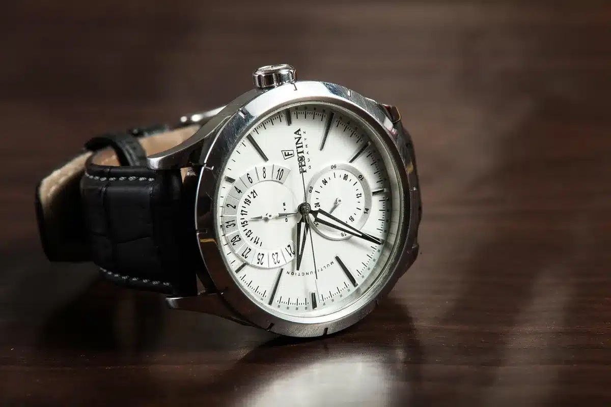 Cadran vert d'une montre field lisible posé sur un fond extérieur