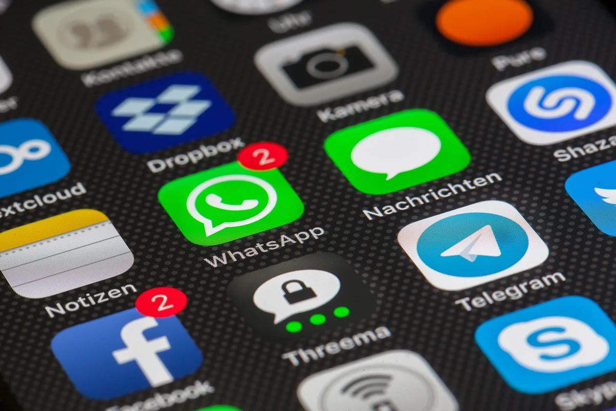 Écran d'application mobile montrant une option pour masquer des actifs