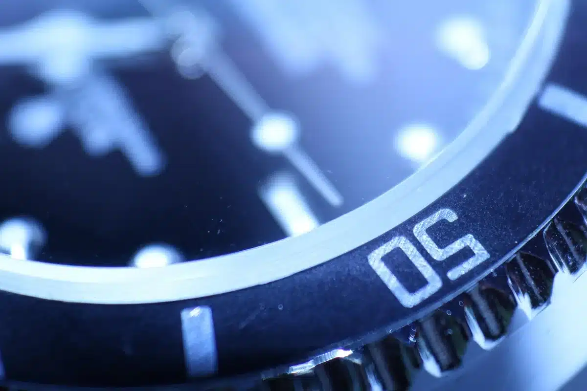 Horloge et agenda sur un bureau illustrant la gestion des fuseaux horaires