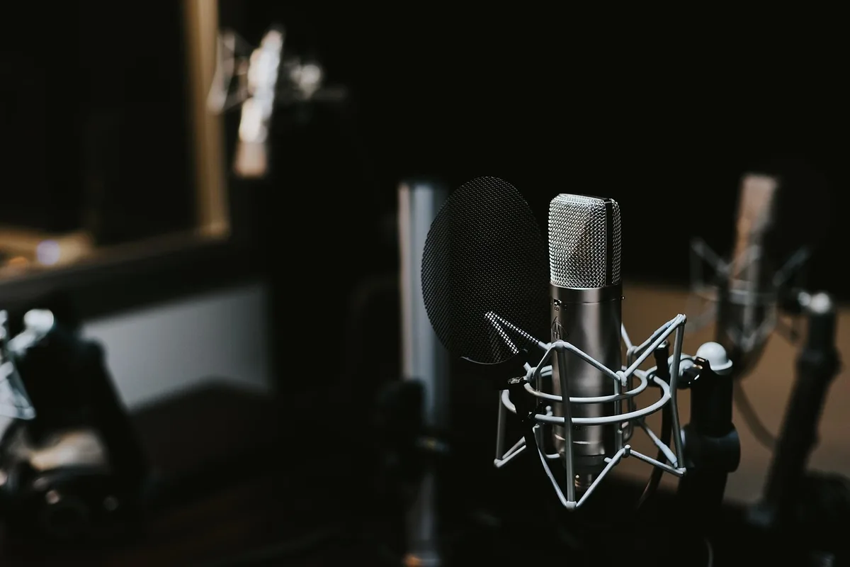 Chanteuse en studio d'enregistrement anonymisée près d'un micro