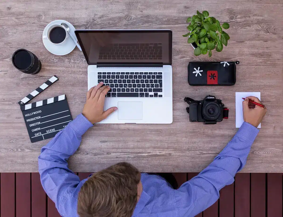 Table de studio d'animation avec storyboards et notes de production
