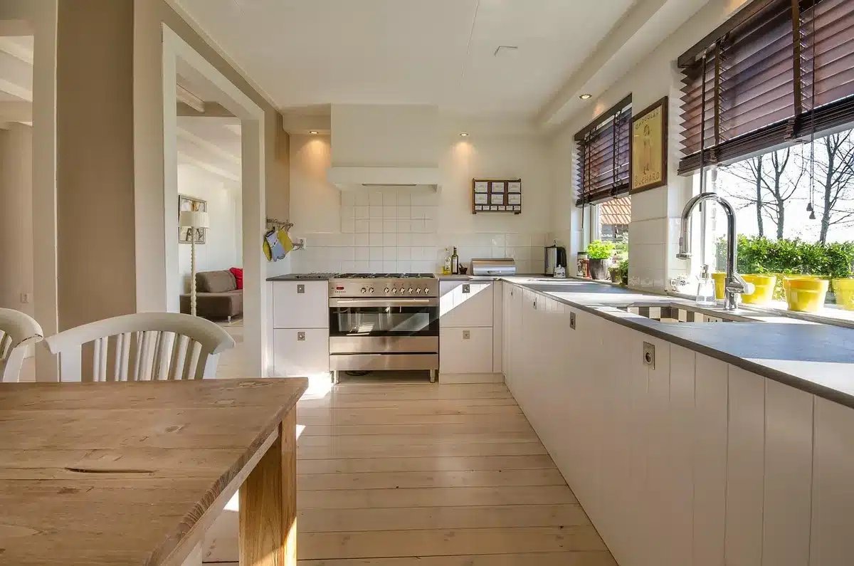 Plusieurs appareils connectés et accessoires pour la maison posés sur une table en plein jour