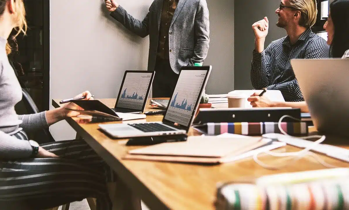 Équipe de recherche travaillant sur modèles de langage dans un bureau lumineux