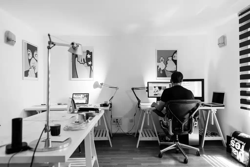 Bureau de recherche en plein jour avec documents techniques et ordinateur portable