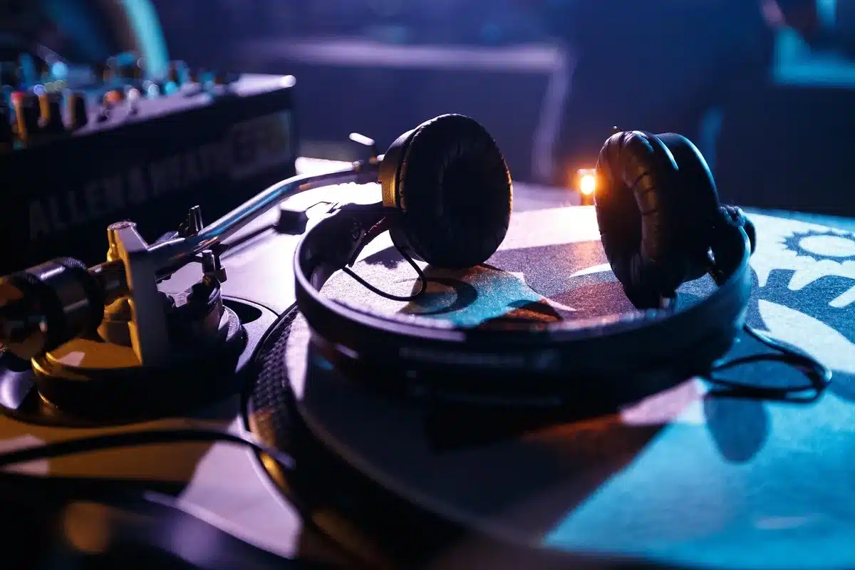 Table de mixage audio et représentation d'ondes sonores pour diffusion