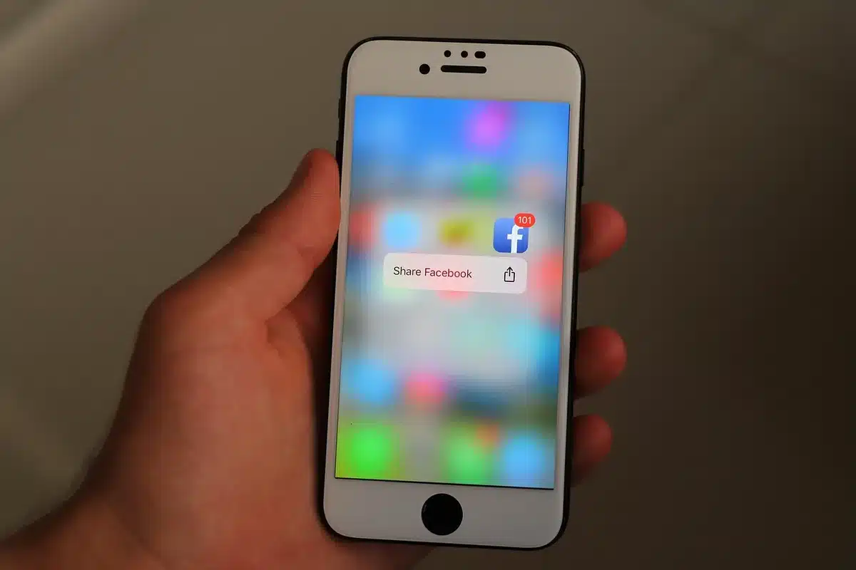 Personne consultant ses abonnements streaming sur smartphone pour économiser