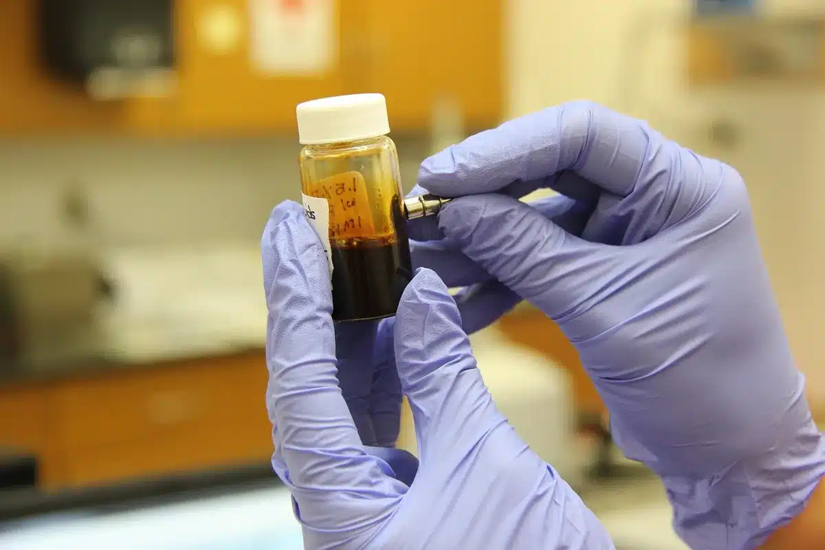 Techniciens vérifiant la latence réseau dans un laboratoire informatique