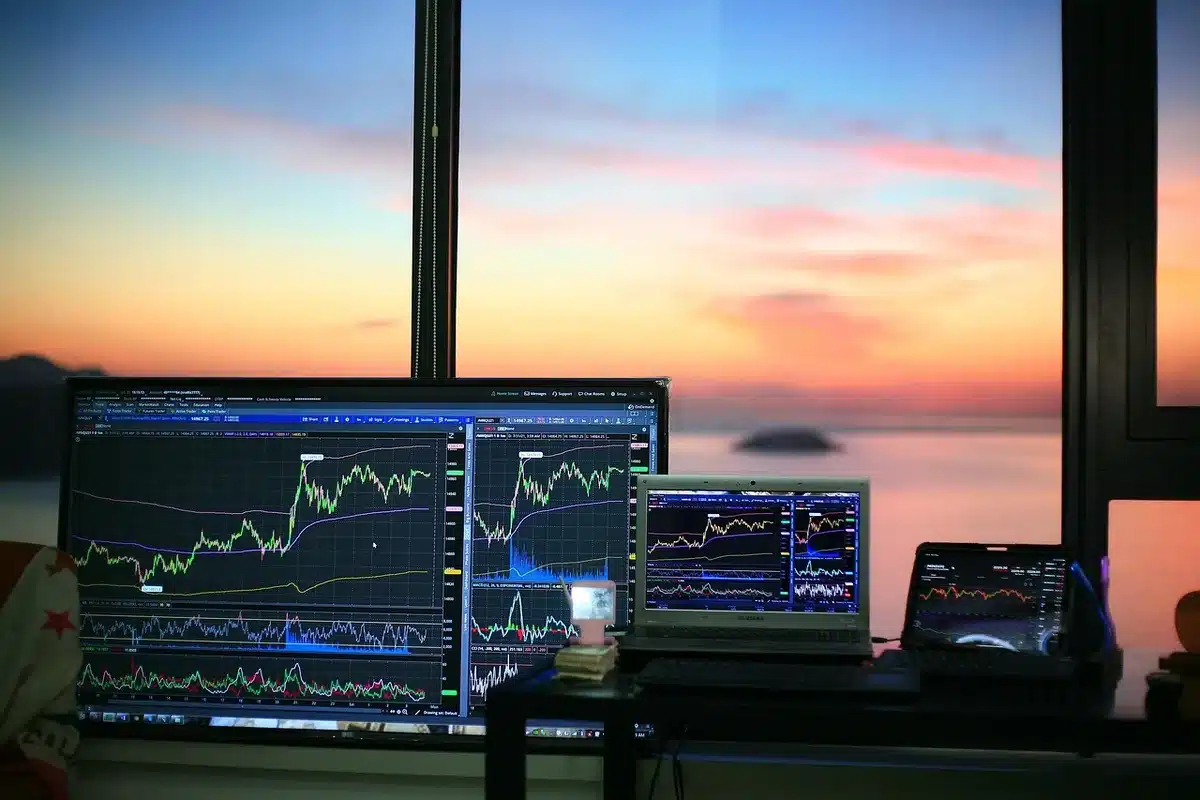 Écran montrant le cours du bitcoin et volumes de marché
