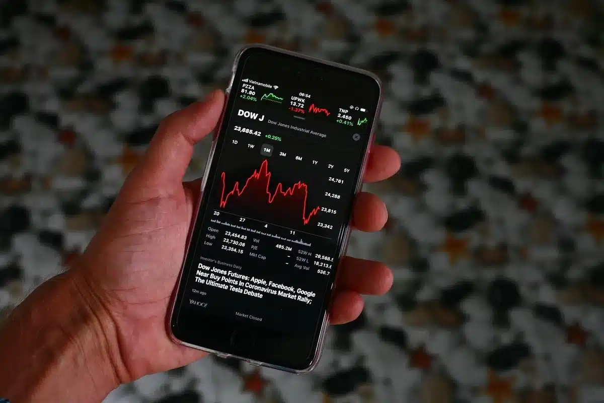 Écran d'ordinateur montrant un graphique d'options et annotations sur le 25-delta skew