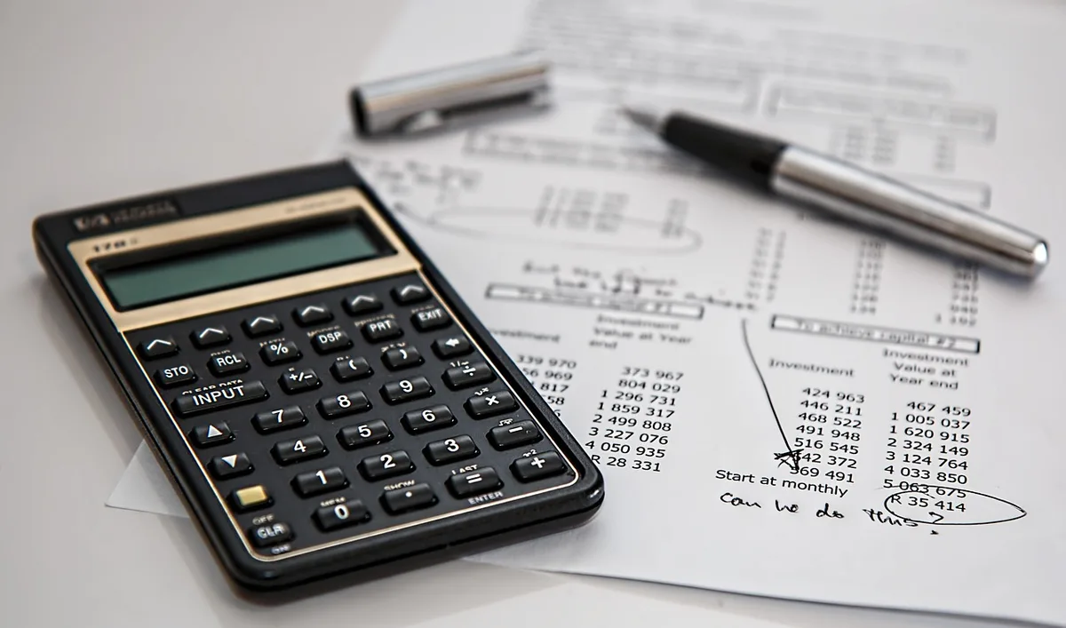 Calculatrice et graphique montrant la croissance d'une petite allocation devenue majoritaire