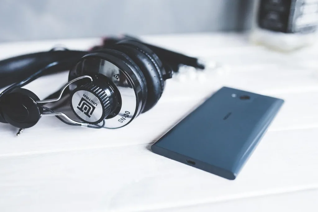 Casque Bose antibruit près de 50% de réduction : promo exceptionnelle à durée limitée Casque over-ear posé sur une table de café avec pochette et ticket, lumière du jour