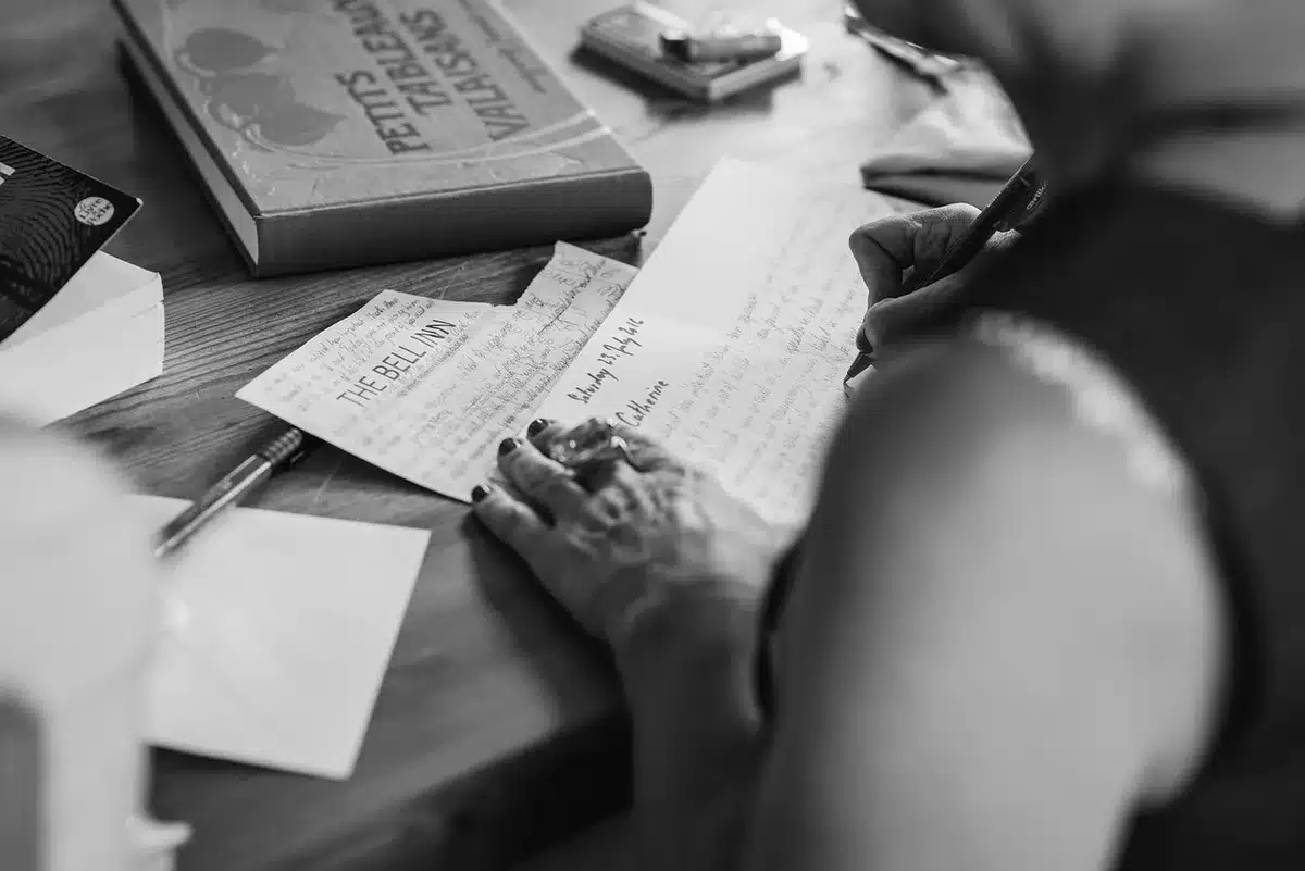 Dossier législatif et notes sur une table de commission en plein jour