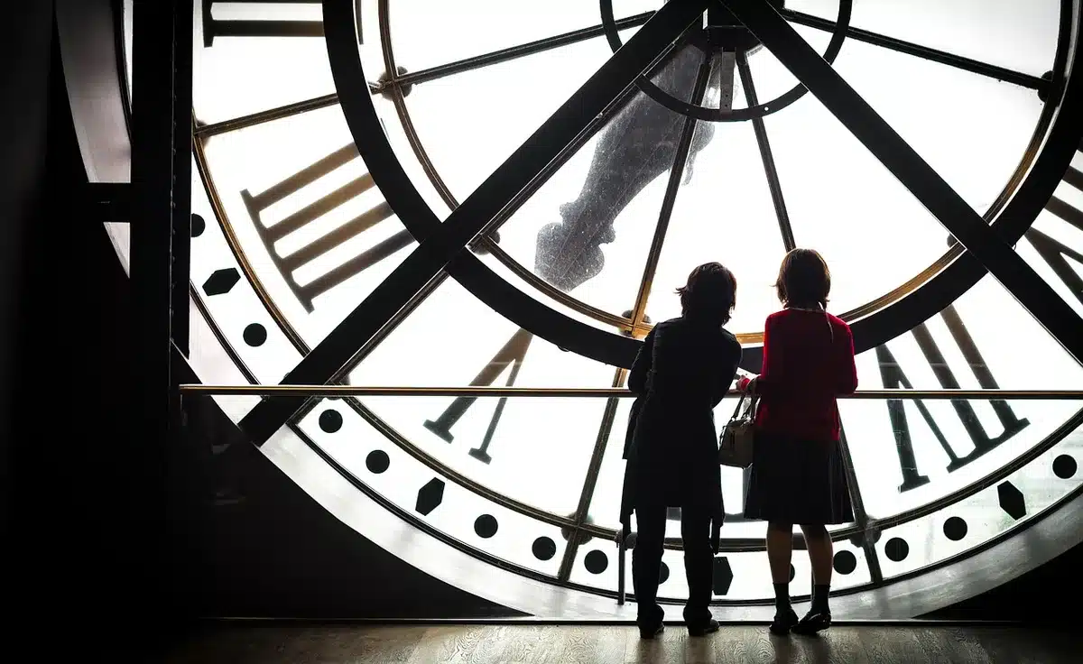 Horloge et couloir du Sénat indiquant l'heure du vote