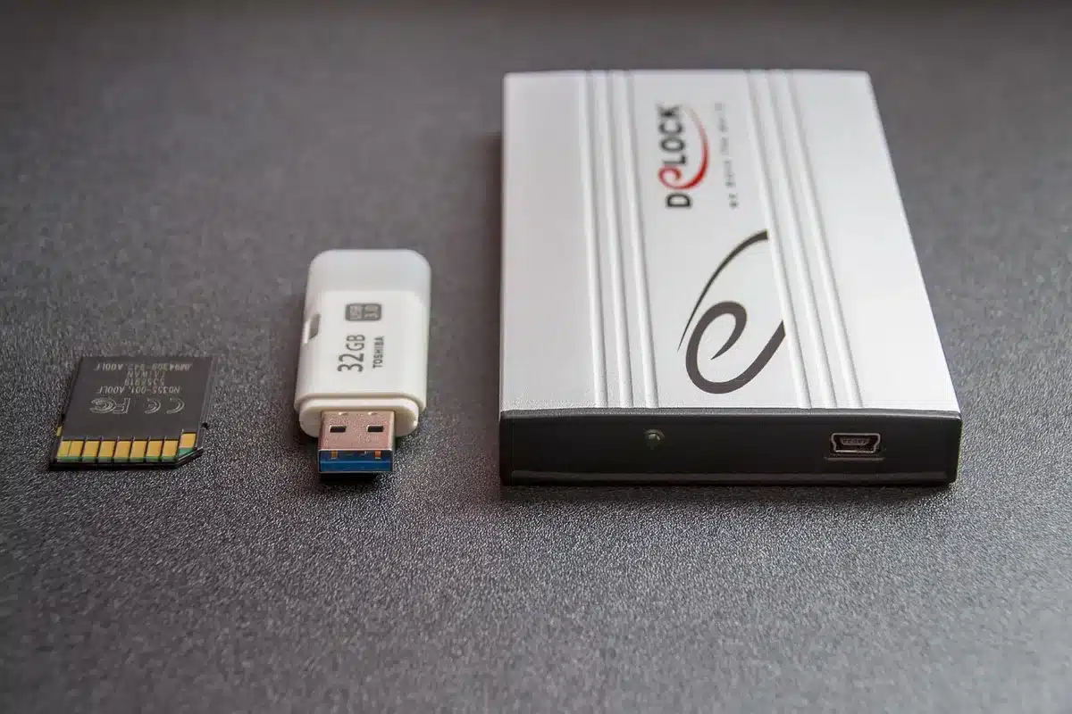Clé USB bootable et écran affichant MemTest86 en cours