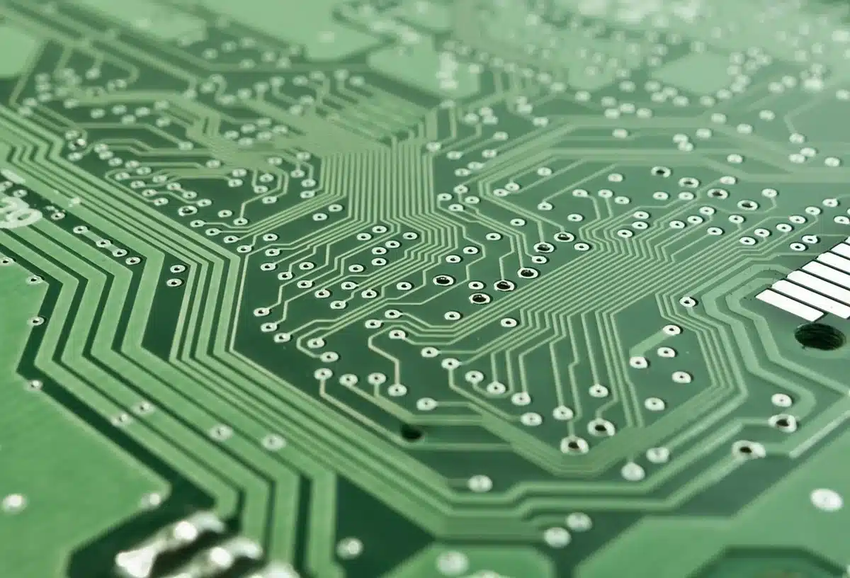 Schéma simplifié montrant des adaptateurs CPL communiquant via le câblage électrique