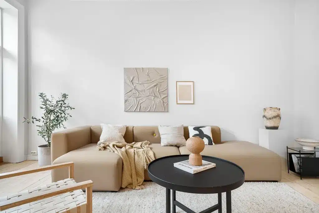 Comment couvrir les zones mortes Wi‑Fi avec le CPL (câblage électrique) ? Adaptateur CPL branché sur une prise murale dans un salon, TV et routeur flous en arrière-plan