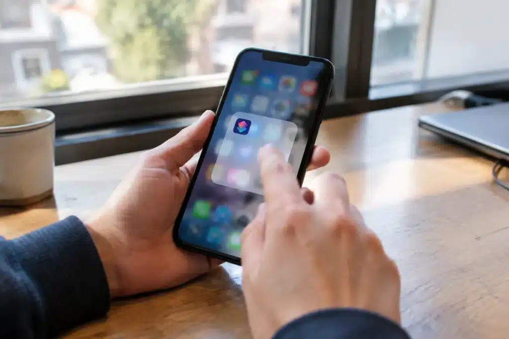 Comment ouvrir un dossier de raccourcis sur iPhone sous iOS 27 avec le bouton Action ? Comment ouvrir un dossier de raccourcis sur iPhone sous iOS 27 avec le bouton Action ?