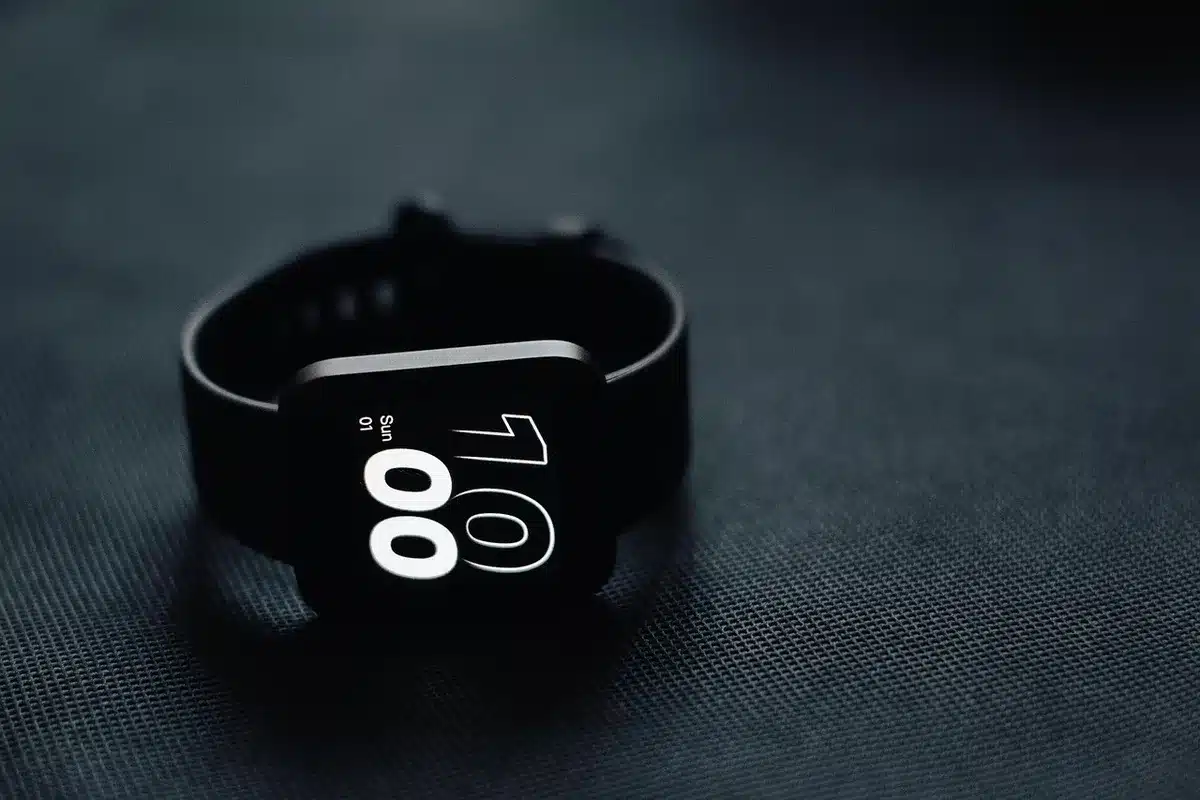 Montre connectée posée montrant un écran de redémarrage en contexte d'utilisation