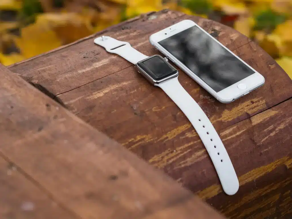 Apple Watch générique posée sur une table près d'un iPhone, réglages visibles en arrière-plan