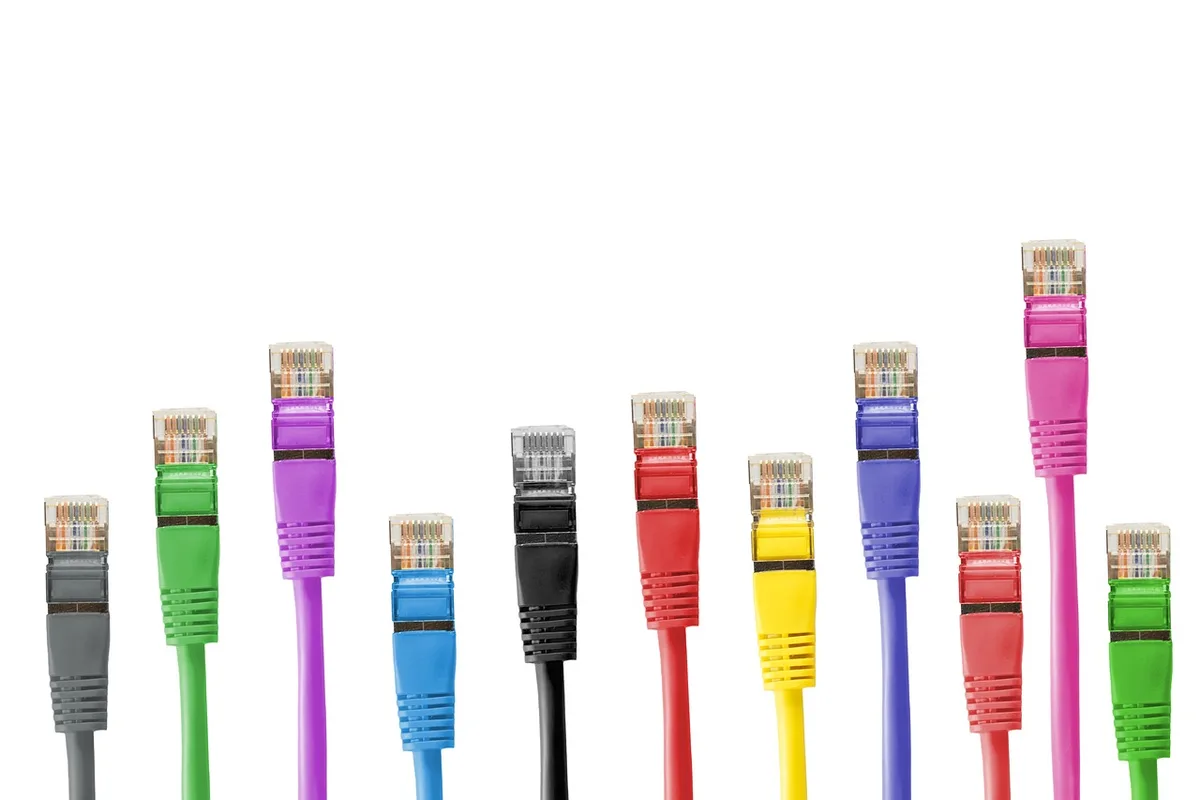 Câble Ethernet branché entre deux routeurs pour point d'accès filaire