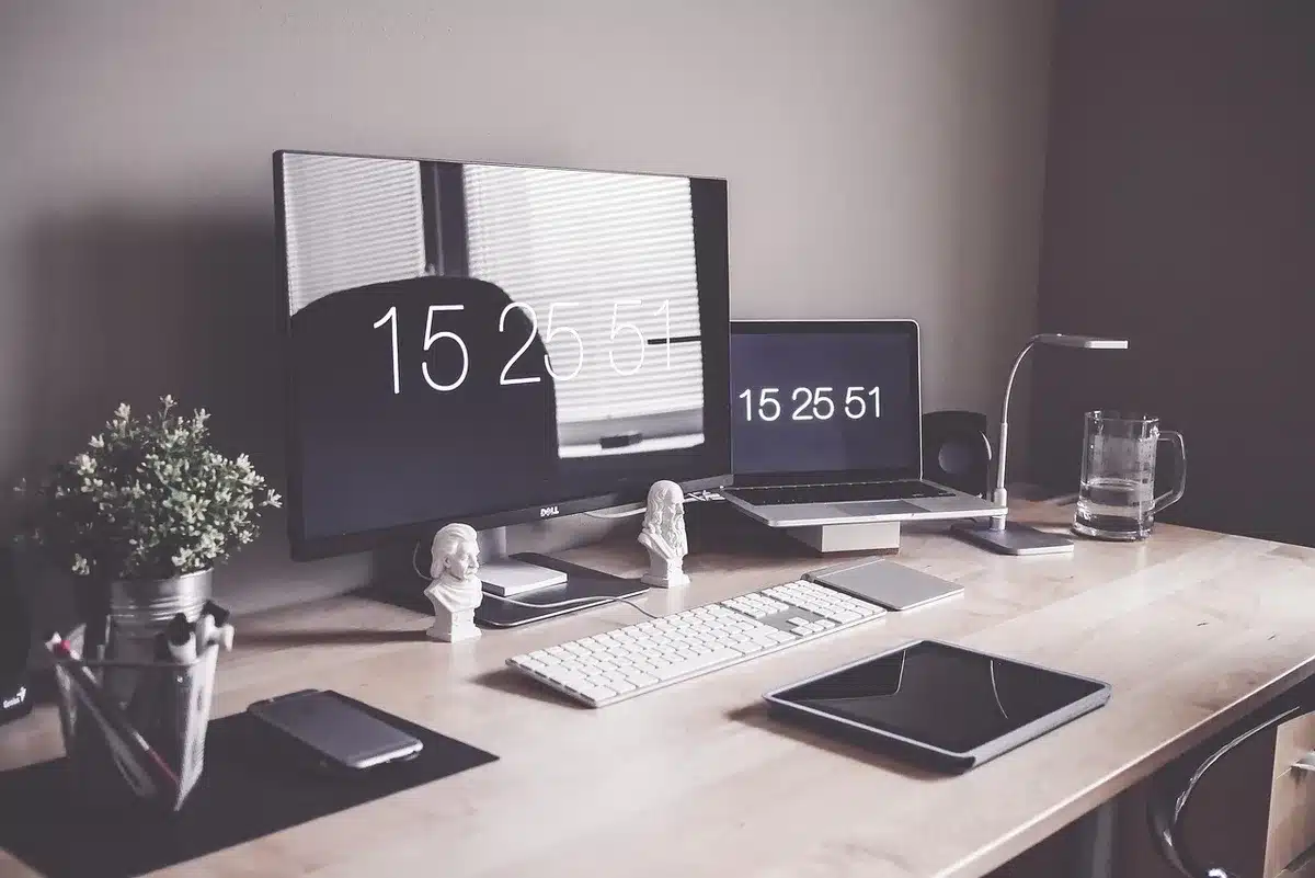 iPad sur une table avec seulement les apps domotiques visibles