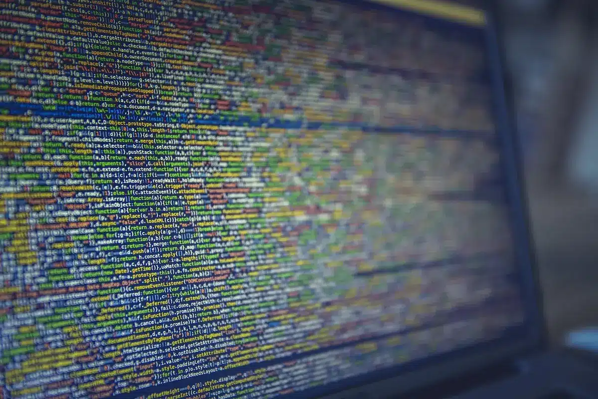 Développeur testant un testnet blockchain sur un ordinateur portable