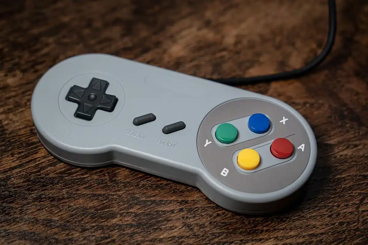 Manette et écran de jeu montrant un joueur en mode hors ligne