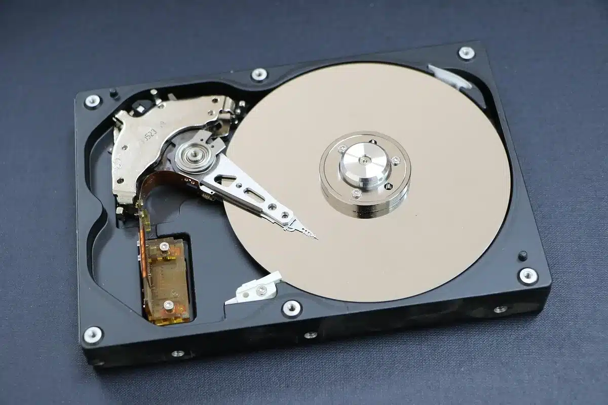Disque dur externe connecté à une console pour sauvegarder des jeux