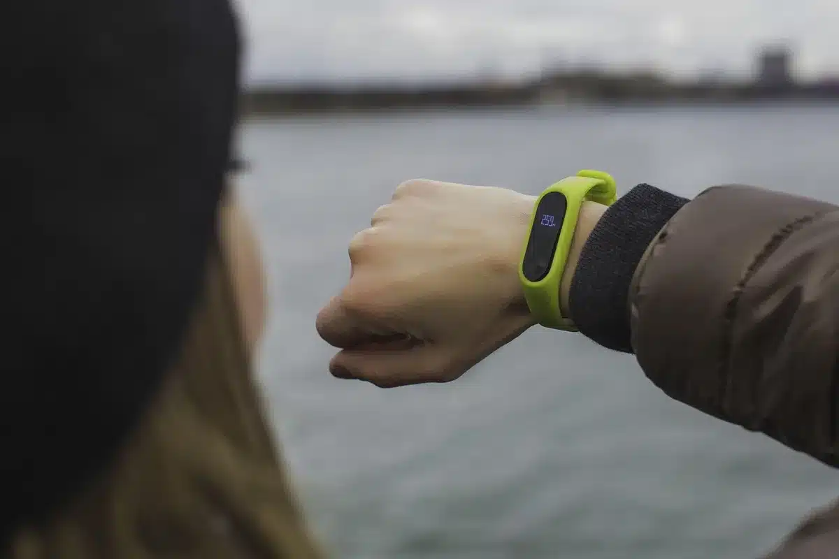 Gros plan sur l'écran large d'une montre connectée en plein jour
