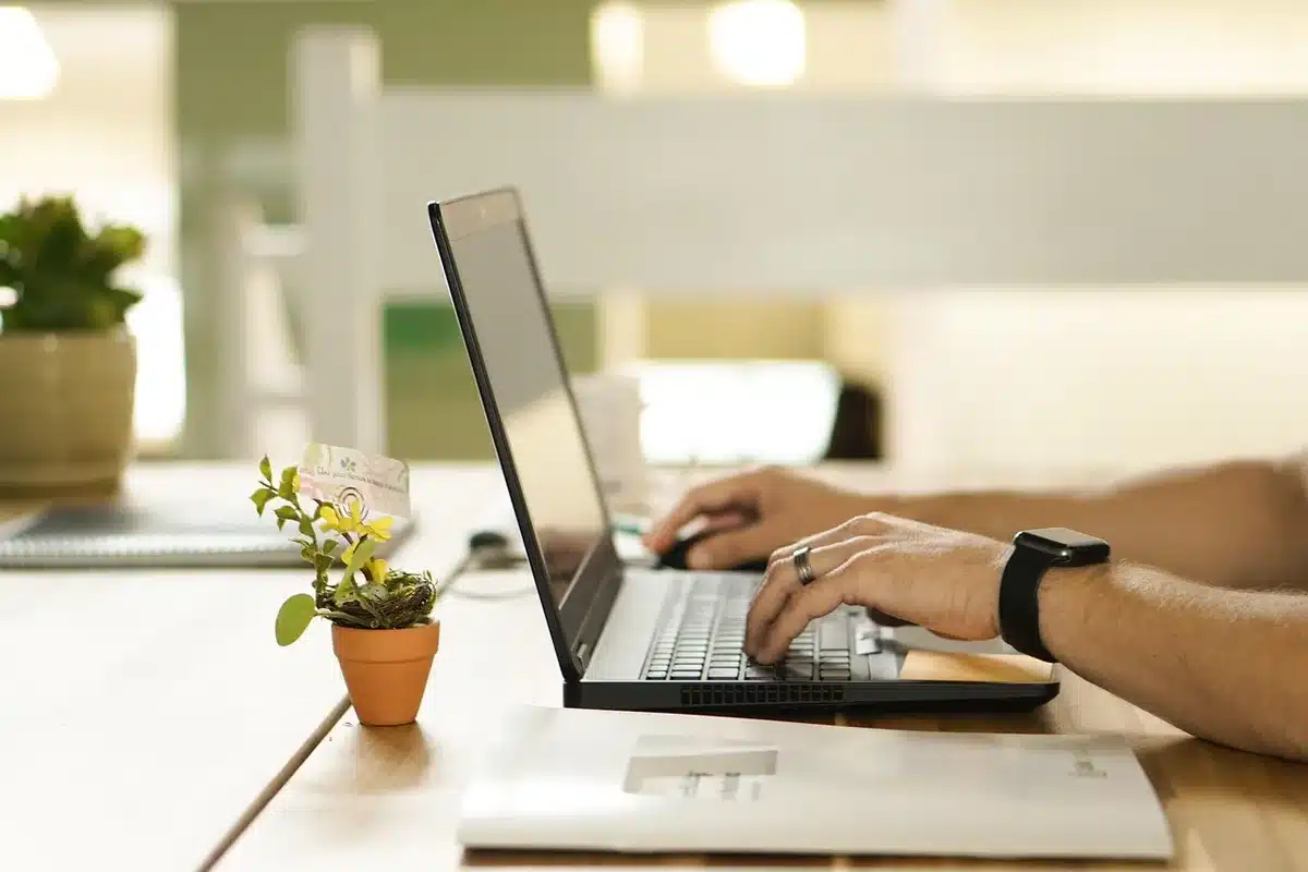 Écran d'ordinateur montrant une offre promotionnelle sur un site de vente en ligne