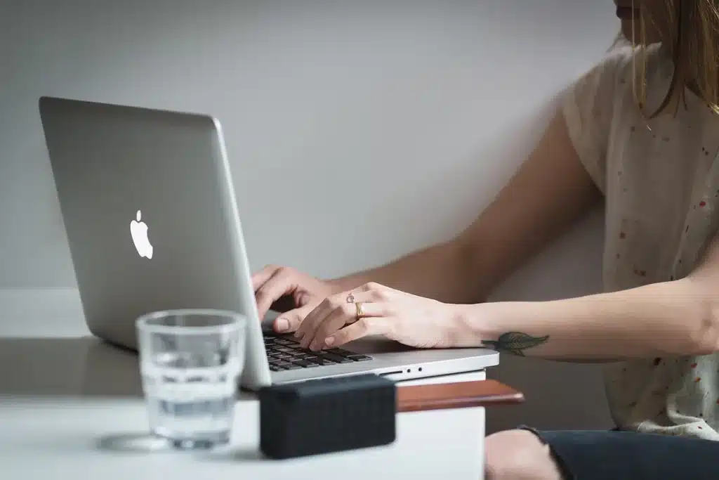Google prépare un déploiement IA imminent : des employés testent un modèle nettement supérieur Bureau en journée, mains pointant un écran d'ordinateur près d'un tableau blanc flou