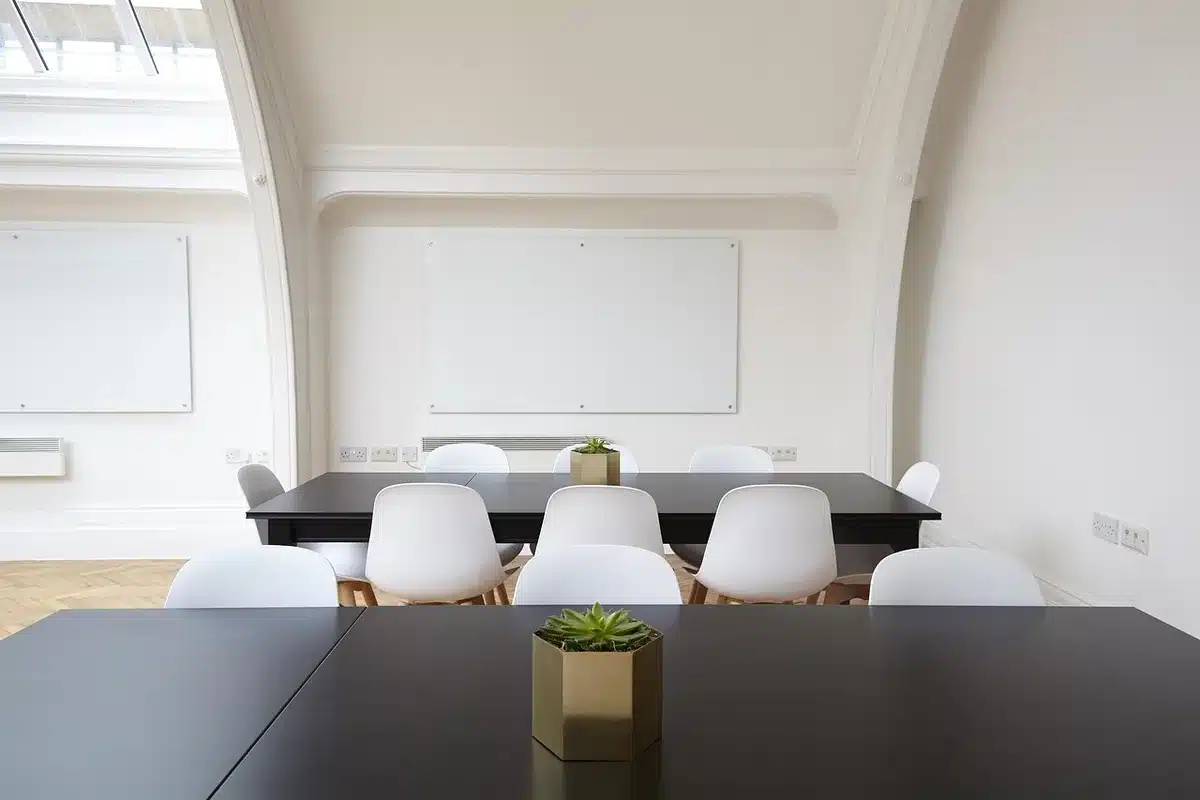 Équipe de développement devant un tableau blanc discutant d'un portage