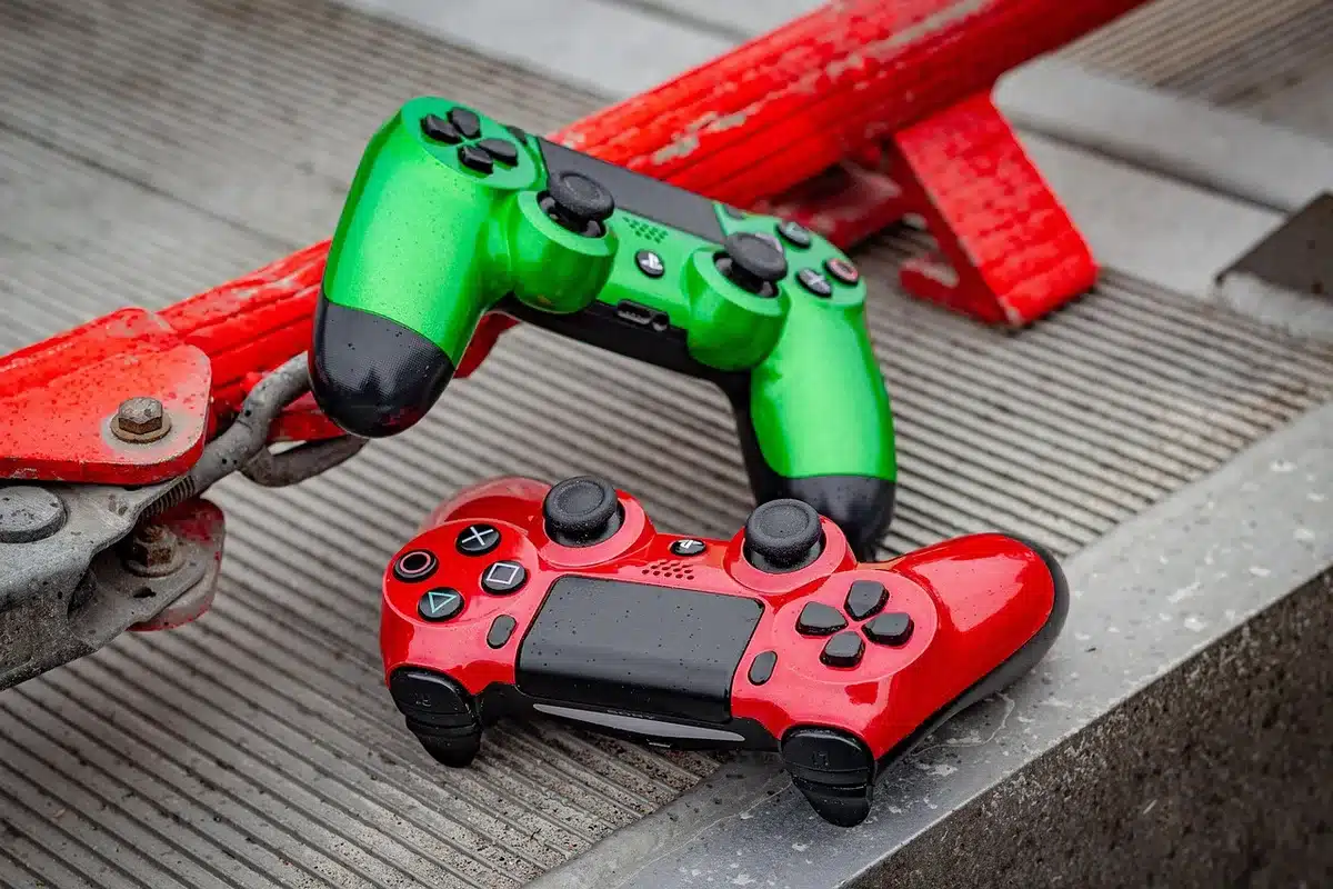 Manette volumineuse tenue par des mains anonymes montrant les poignées larges
