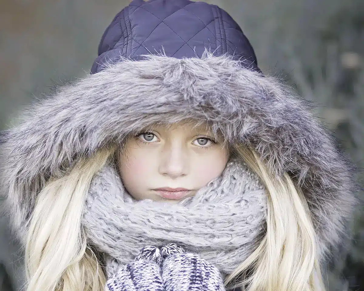 Gros plan sur coutures étanches et matière déperlante d'une veste imperméable