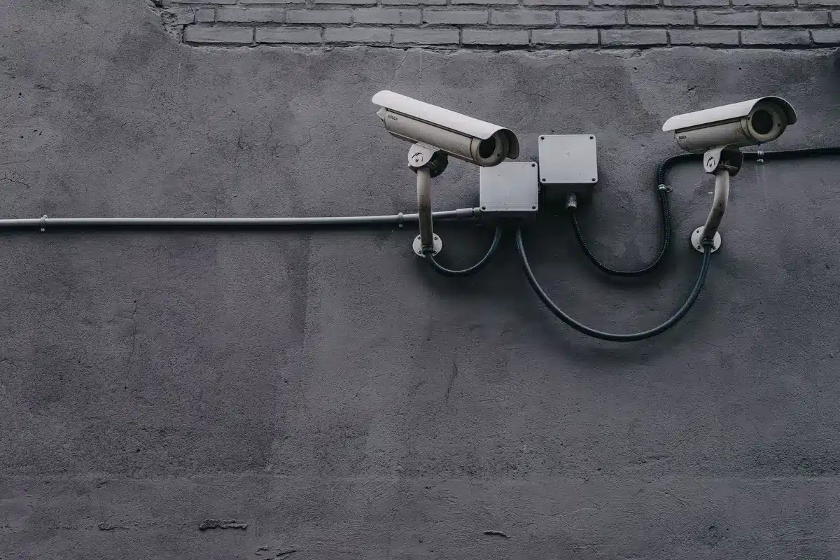 Main tenant un dossier médical et un cadenas posé dessus