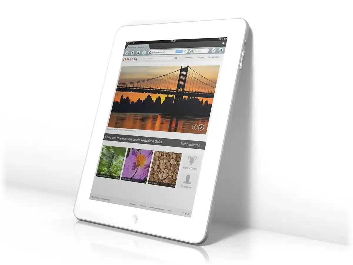 Tablette grand écran OLED utilisée en mode paysage à l'extérieur en plein jour