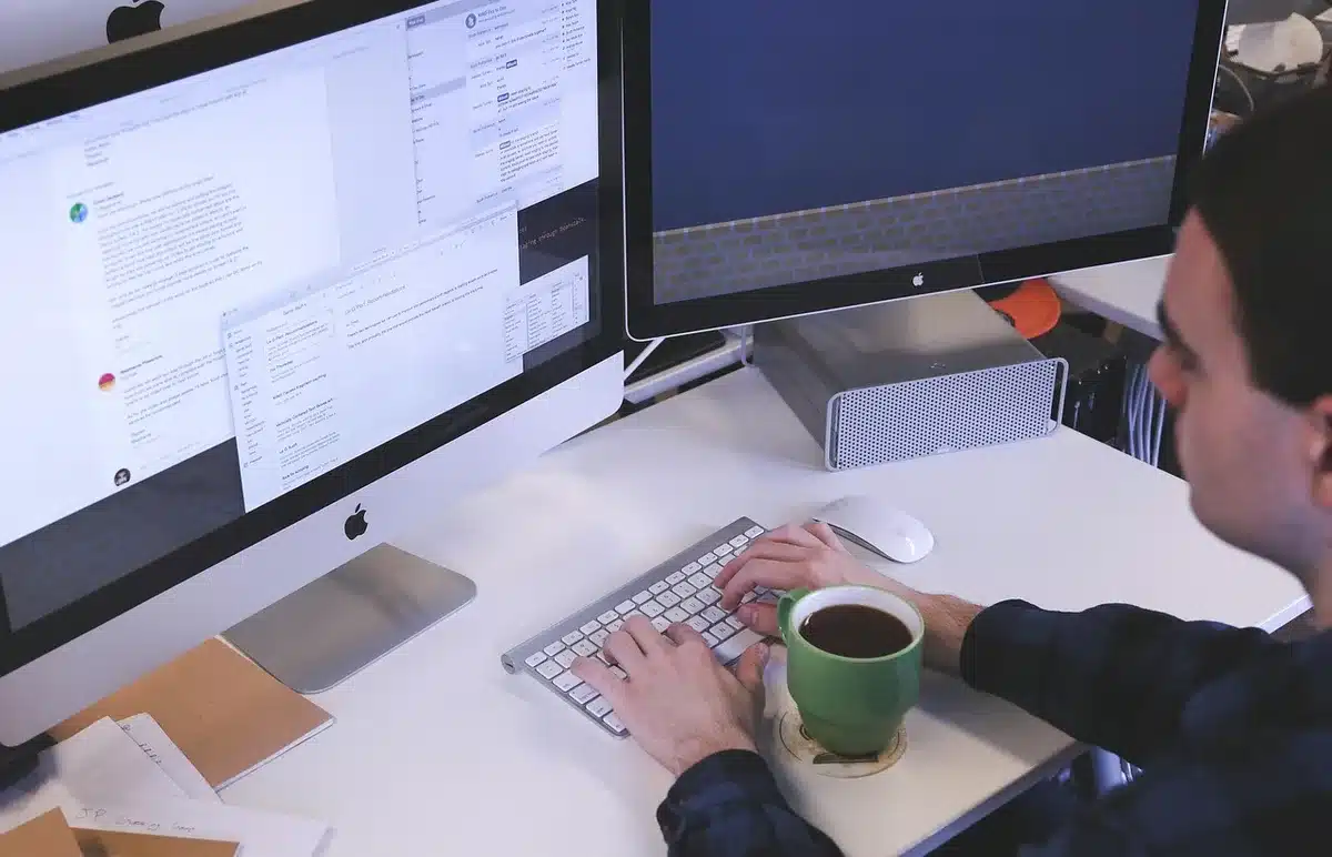 Tablette connectée à un clavier sur un bureau, interface DeX à l'écran