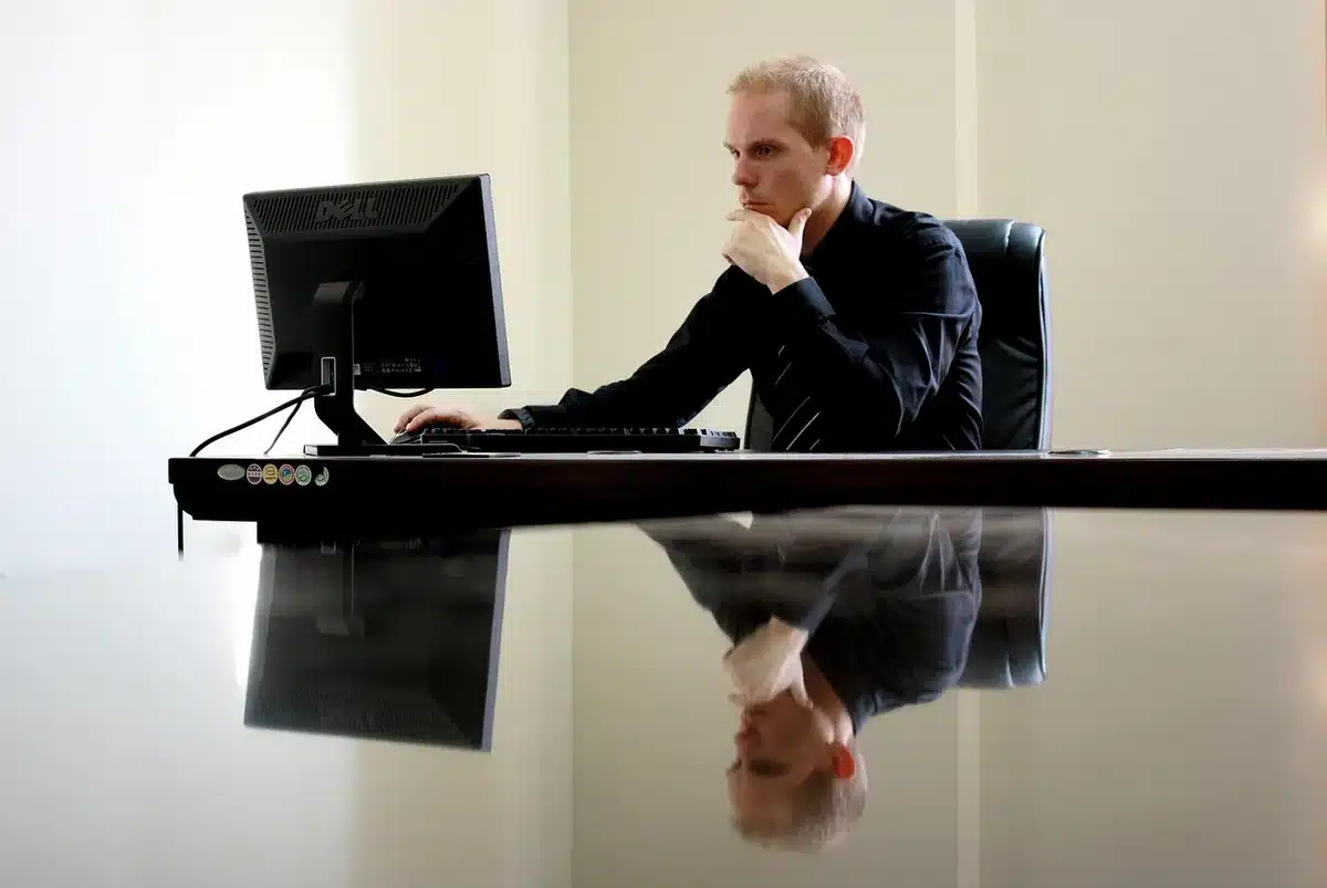 Chaises vides et bureaux dans un studio de jeux après des départs